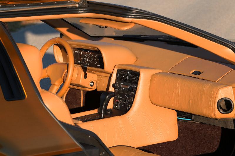 DeLorean Gold LIN20111024066 k