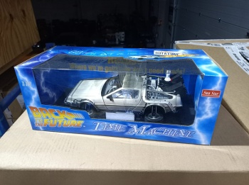 Delorean Sun Star BTTF 1:18 scale model 2710_a